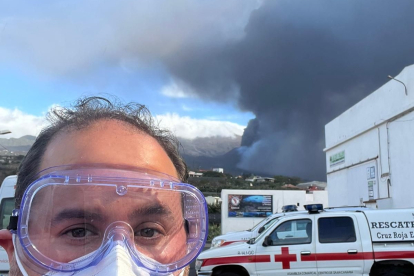 El voluntario salmantino Alejandro Rodríguez muestra la niebla volcánica tras la erupción en La Palma . FOTO CEDIDA POR CRUZ ROJA