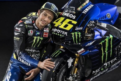 Valentino Rossi, a punto de cumplir los 40 años, posa junto a su nueva Yamaha Monster.-YAMAHA MONSTER MEDIA