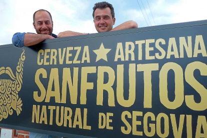 Mateo y Adrián  Sanz de Santos en el acceso a la fábrica, en Hontoria (Segovia)-T.S.T.