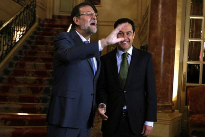Rajoy, durante la presentación del presidente del PP andaluz, Juan Manuel Moreno, en los desayunos del Foro Nueva Economía, este miércoles.-Foto: DAVID CASTRO