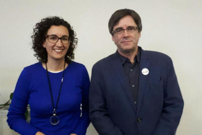 La dirigente de ERC, Marta Rovira, junto al president de la Generalitat cesado, Carles Puigdemont, en Bruselas.-PERIÓDICO