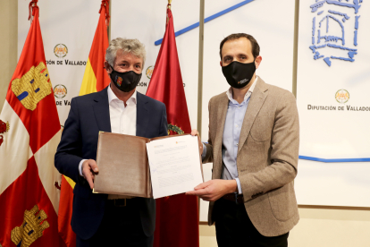 El alcalde de Arroyo de la Ecomienda, Sarbelio Fernández, y el presidente de la Diputación de Valladolid, Conrado Íscar, con el acuerdo de colaboración. ICAL