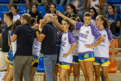 Imagen de un tiempo muerto de Ponce, el equipo femenino de baloncesto de mayor rango de Valladolid. / PHOTOGENIC