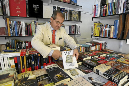 Marco Antonio Blanco, presidente del Gremio de Libreros y responsable de la librería ‘Don Quijote’, en 2010.-J. M. Lostau