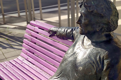 Escultura ‘Homenaje a Rosa Chacel’ hecha en bronce por Luis Santiago Pardo y ubicada en la Plaza de Poniente de Valladolid.- E.M.