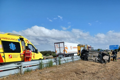 Accidente con una fallecida en la A-6 en Villardefrades (Valladolid) en septiembre.- ICAL