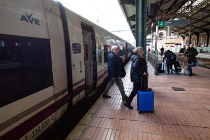 Usuarios se apean de un AVE en la estación de Valladolid. J. M. LOSTAU