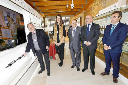 José Luis Bonet coloca una botella con su nombre en una ménsula –como manda la tradición de los Alcaides del Museo del Vino–, junto a Ruth Beitia, José Luis Sanz y Jesús Julio Carnero.-J.M. LOSTAU