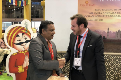 El alcalde de Valladolid, Óscar Puente, asiste a un encuentro internacional en el Pabellón de la India y firma varios convenios. En la imagen con Krishnakumar V. Kunjappan, delegado para España de la compañía aérea Air India-ICAL