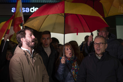 García-Gallardo encabeza la manifestación frente a la sede del PSOE de Valladolid.- ICAL