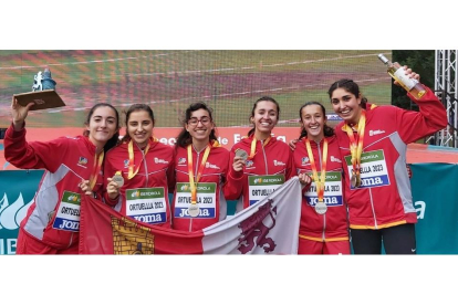 Las chicas sub 23 de castilla y León, con sus trofeos. / EM
