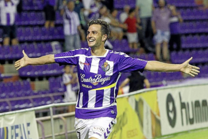El atacante blanquivioleta Juan Villar celebra el primer gol del Real Valladolid ante el Alcorcón.-J. M. Lostau