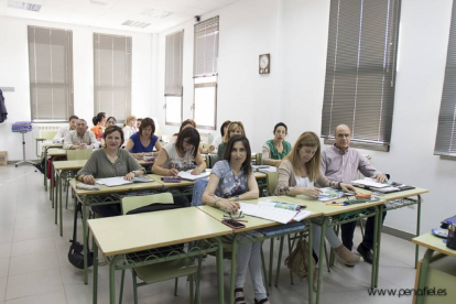 Varios alumnos de Educación para adultos durante una clase en Peñafiel.-EM.