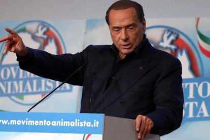 Berlusconi pronuncia un discurso en un mitin organizado por el Movimiento Animalista, en Milán, el 20 de enero.-AP / MATTEO BAZZI