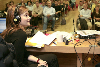 La periodista de Radio Nacional de España, Pepa Fernández, retransmitiendo su programa 'No es un día cualquiera', en el año 2008 en el Centro e-LEA de Urueña.-ICAL