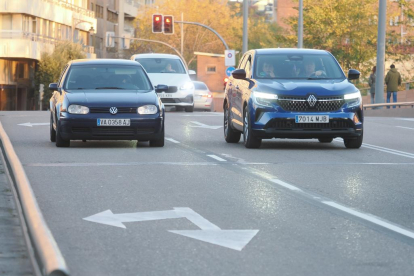 Los coches recuperan los carriles bus de Poniente y de Isabel la Católica.- PHOTOGENIC