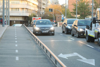 Los coches recuperan los carriles bus de Poniente y de Isabel la Católica.- PHOTOGENIC