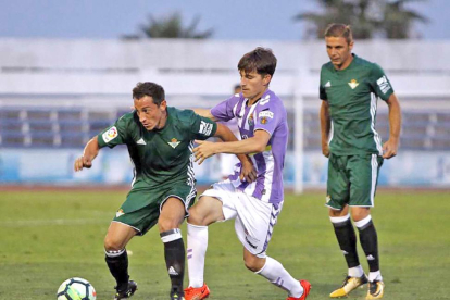 Toni intenta quitar el balón a Guardado ante la mirada de Joaquín en el partido disputado ayer en Marbella.-PHOTO-DEPORTE