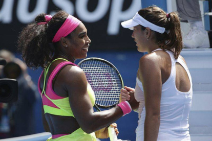 Serena Williams y Garbiñe Muguruza, al final del partido.-Foto: AP / ROB GRIFFITH