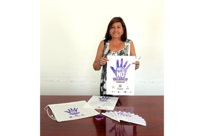 La concejala de Educación, Infancia e Igualdad, M.ª Victoria Soto, presenta el merchandising sobre la campaña “No es No. Valladolid libre de agresiones sexistas”.-RUBÉN CACHO / ICAL