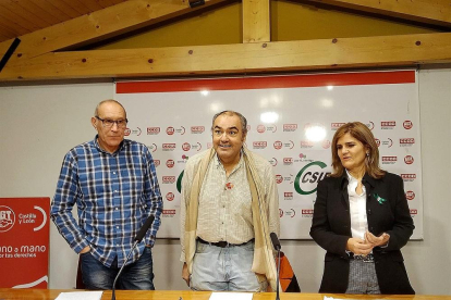 Carlos López (CCOO), Tomás Pérez (UGT) y Raquel Fernández (CSIF) en el anuncio de las medidas judiciales .-E.P.