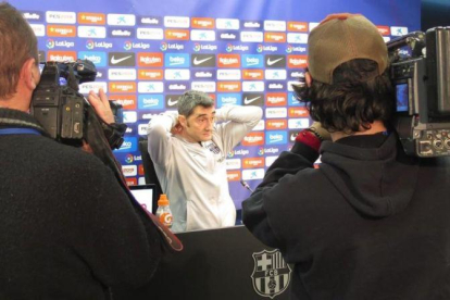 Ernesto Valverde se acomoda, hoy, en la sala de prensa de la Ciutat Esportiva Joan Gamper.-EMILIO PÉREZ DE ROZAS