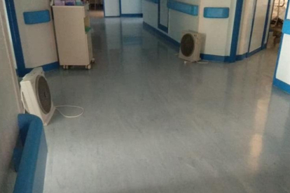 Una de las plantas del Hospital Clínico que combate la falta de aire acondicionado con ventiladores.-FACEBOOK