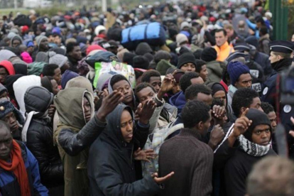 Los inmigrantes hacen cola para registrarse en Calais.-AP / EMILIO MORENATTI