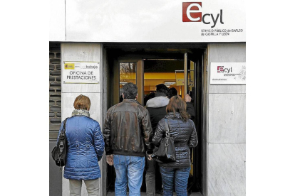 Un grupo de personas en la cola de una oficina de empleo de Valladolid-Efe