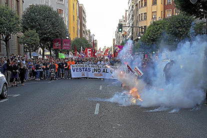 Cabecera de la manifestación que reunió a miles de personas en León en protesta por el cierre de la fábrica de Villadangos del Páramo.-REPORTAJE GRÁFICO: ICAL