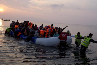 Una embarcación de migrantes llegando a la isla de Lesbos el domingo día 20 de marzo.-Petros Giannakouris