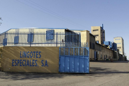 Fábrica de Lingotes Especiales en la carretera de Fuensaldaña.