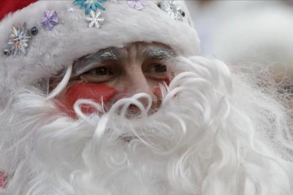 Un hombre vestido de Ded Moroz, el Papa Noel de las exrepúblicas soviéticas, durante una procesión navideña celebrada en Krasnodar (Rusia).-REUTERS / EDUARD KORNIYENKO