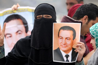 Una mujer celebra fuera del tribunal la absolución de Hosni Mubarak.-MOHAMED ABD EL GHANY