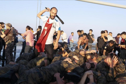 Un grupo de civiles golpea a soldados que se rindieron en Estambul.-REUTERS / STRINGER