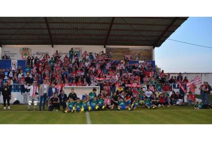 Jugadores y aficionados del Atlético Tordesillas en Almazán. / A. T.