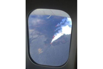 Fotografía del momento en el que el avión sobrevolaba el volcán islandés Bardarbunga-Foto: ERLA VINSÝ / TWITTER