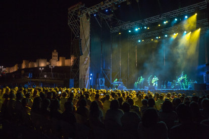 Los Secretos durante el concierto que ofrecieron en Ávila, dentro del festival Veranos en la Muralla. / ICAL Ricardo Muñoz