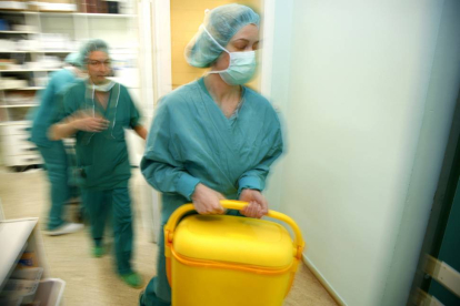Llega el corazón donante y las enfermeras rápidamente lo transportan al quirófano-Ical