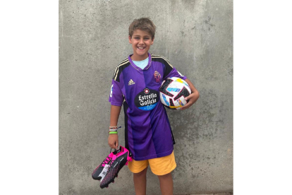 Niko posa con una camiseta del Valladolid, unas botas de fútbol y un balón. FOTO CEDIDA POR LA FAMILIA DE NIKO