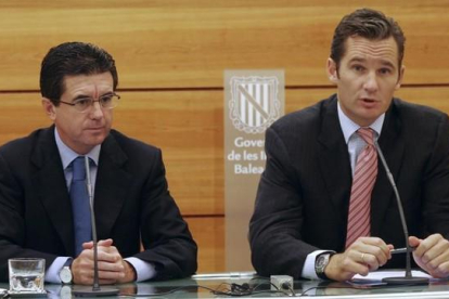 Jaume Matas e Iñaki Urdangarin, durante una conferencia de prensa en Palma en octubre del 2005.-REUTERS / ENRIQUE CALVO
