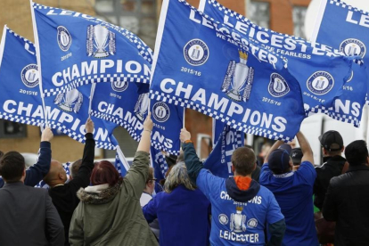 Aficionados del Leicester celebran el título de Liga.-REUTERS / CRAIG BROUGH