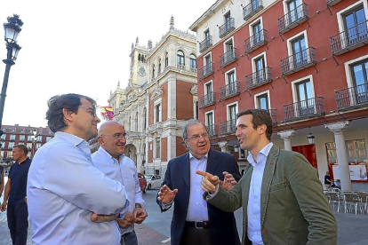 Pablo Casado conversa en Valladolid con Fernández Mañueco, Jesús JulioCarnero y Juan Vicente Herrera.-ICAL