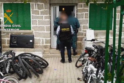 Momento de la detención por parte de la Guardia Civil de Ávila a dos individuos como presuntos autores de robos acaecidos en la Comarca del Alberche-ICAL