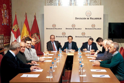 Conrado Íscar se reúne con representantes de las 11 juntas de Semana Santa, ayer en el Palacio de Pimentel.-E.M