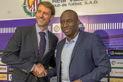 Carlos Suárez y el empresario senegalés Elimane Lam, que le ha vendido el 5% del club.-RVCF