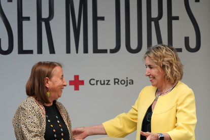 La presidenta de Cruz Roja de Segovia, María Teresa Fuentetaja, toma posesión de su cargo ante Rosa Urbón.- ICAL