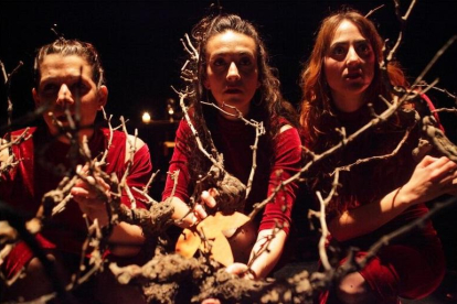 Lucía Sáez, Ester Martínez y Lucía Abellán, integrantes de La SubTerránea en una escena de ‘Maldito Otoño’.-JORDI PLA