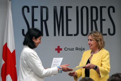 La presidenta de Cruz Roja de Palencia, Ana María Pérez del Río, toma posesión de su cargo ante Rosa Urbón.- ICAL