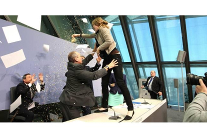 Una activista asalta a Draghi en pleno discursos al grito "acabad con la dictadura del BCE"-Foto: AFP